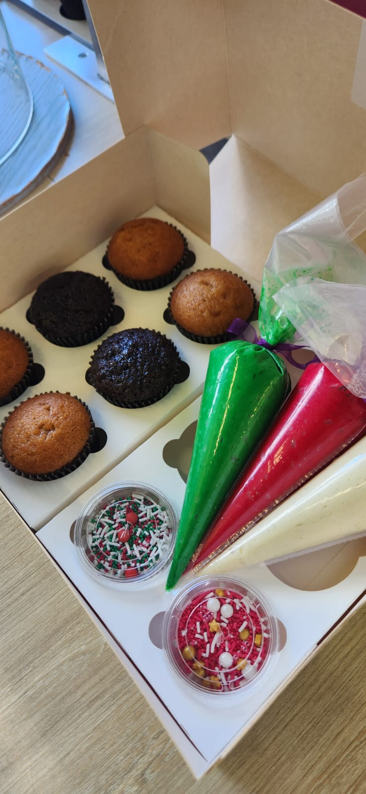 Christmas DIY Cupcake Box - Cupcakes, Icing & Sprinkles